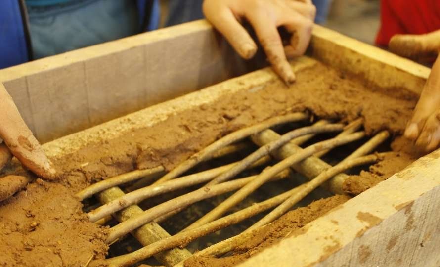 Taller de arquitectura y arqueología experimental: construir con madera y barro