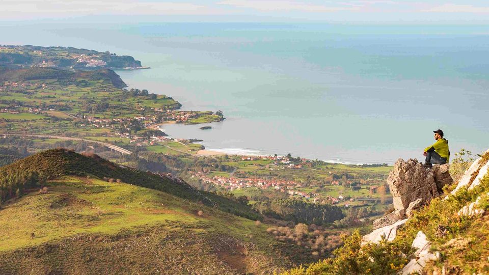 Itinerarios por el Patrimonio: Caravia (Ruta senderista de la Espasa a Morís con parada en Duesos y visita a Prado)