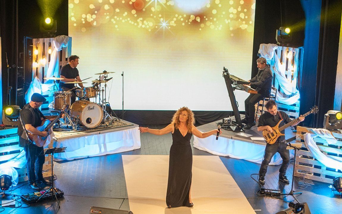 Mina Longo y su banda en concierto