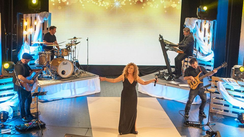 Mina Longo y su banda en concierto
