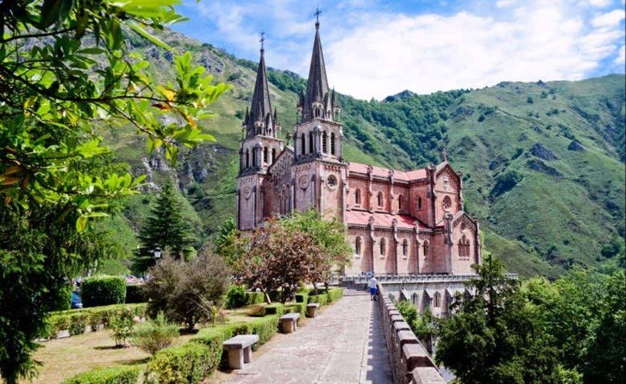 Excursión a los lagos de Covadonga, Cangas de Onís y Lastres