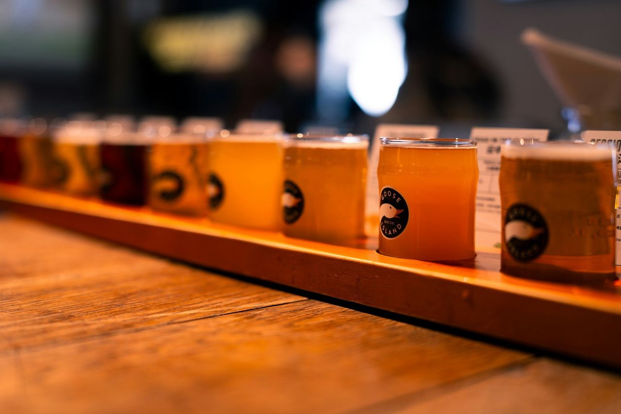 Cerveza artesanal. Foto: <a href="https://unsplash.com/@declansun?utm_source=Hoy%20Apps&utm_medium=referral" target="_blank" rel="noopener">Declan Sun</a> (<a href="https://unsplash.com/photos/row-of-small-beer-glasses-on-a-wooden-tray-Hz4wNm1uIwY?utm_source=Hoy%20Apps&utm_medium=referral" target="_blank" rel="noopener">Unsplash</a>)