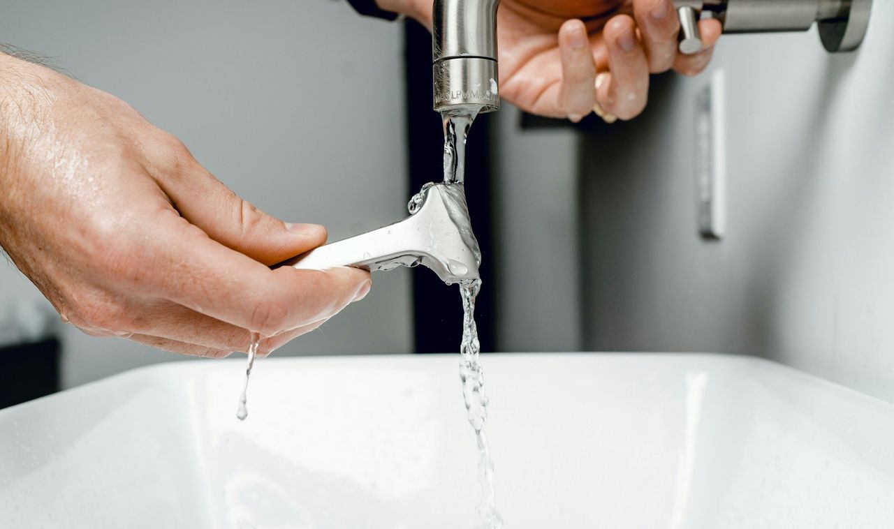 Navaja de barbero. Foto: <a href="https://unsplash.com/@supply?utm_source=Hoy%20Apps&utm_medium=referral" target="_blank" rel="noopener">Supply</a> (<a href="https://unsplash.com/photos/silver-faucet-HIBdxZQzA2Q?utm_source=Hoy%20Apps&utm_medium=referral" target="_blank" rel="noopener">Unsplash</a>)
