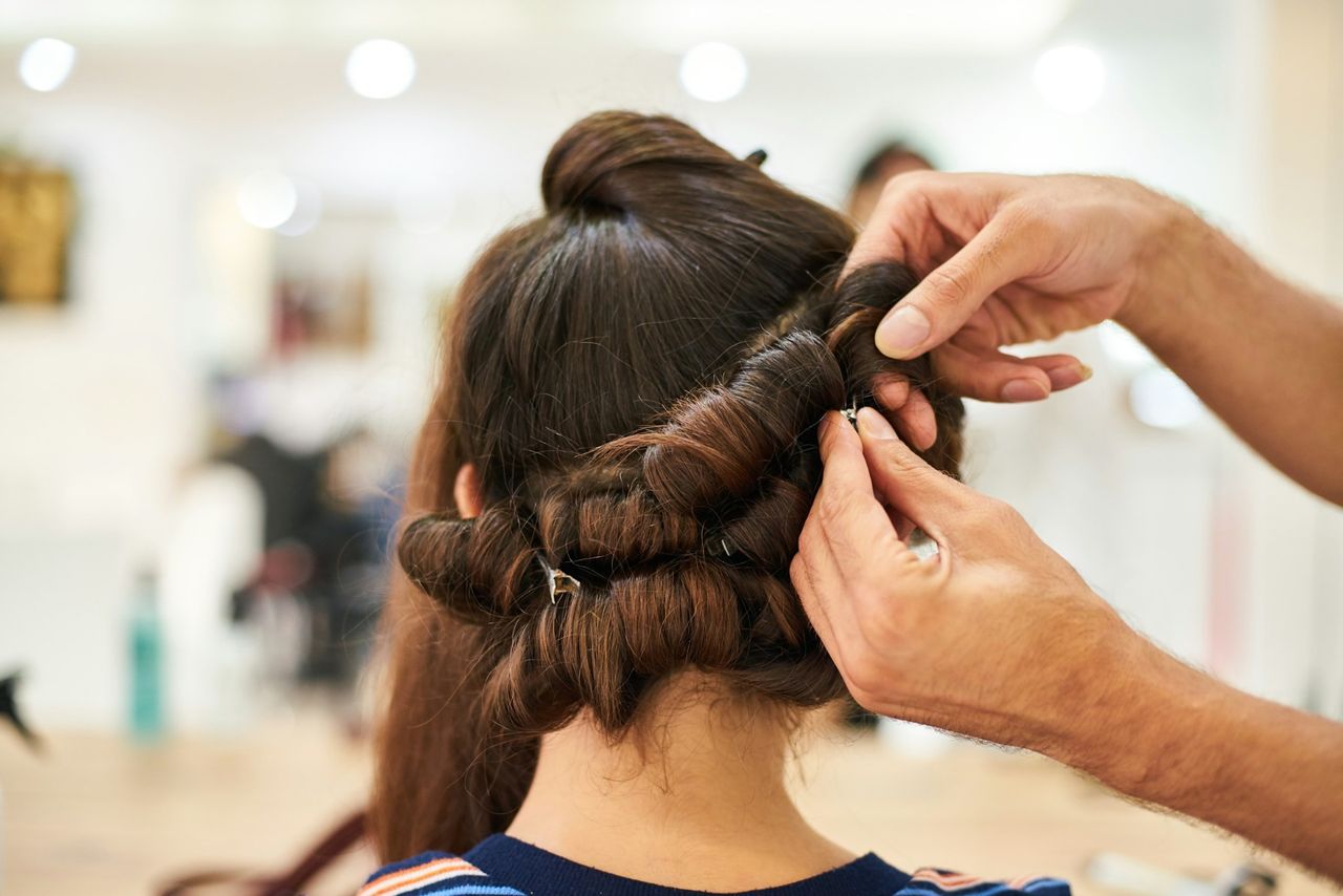 Woman hairdresser making hairstyle in beauty salon. Foto: <a href="https://unsplash.com/@enginakyurt?utm_source=Hoy%20Apps&utm_medium=referral" target="_blank" rel="noopener">engin akyurt</a> (Unsplash)