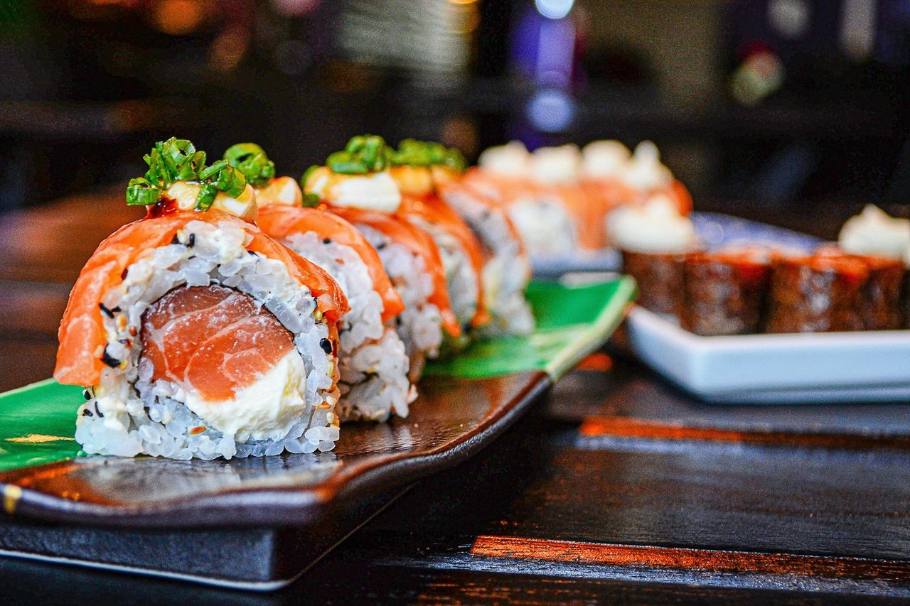 Sushi japonés. Foto: <a href="https://unsplash.com/@viniciusbenedit?utm_source=Hoy%20Apps&utm_medium=referral" target="_blank" rel="noopener">Vinicius Benedit</a> (<a href="https://unsplash.com/photos/salmon-sushi-rolls-on-plate--1GEAA8q3wk?utm_source=Hoy%20Apps&utm_medium=referral" target="_blank" rel="noopener">Unsplash</a>)