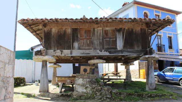 El Festival de la Avellana vuelve a llenar Infiesto de sabor y tradición