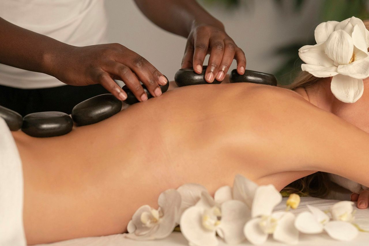 Tratamiento de spa. Foto: <a href="https://unsplash.com/@enginakyurt?utm_source=Hoy%20Apps&utm_medium=referral" target="_blank" rel="noopener">engin akyurt</a> (<a href="https://unsplash.com/photos/hot-stone-massage-in-spa-SMwCQZWayj0?utm_source=Hoy%20Apps&utm_medium=referral" target="_blank" rel="noopener">Unsplash</a>)