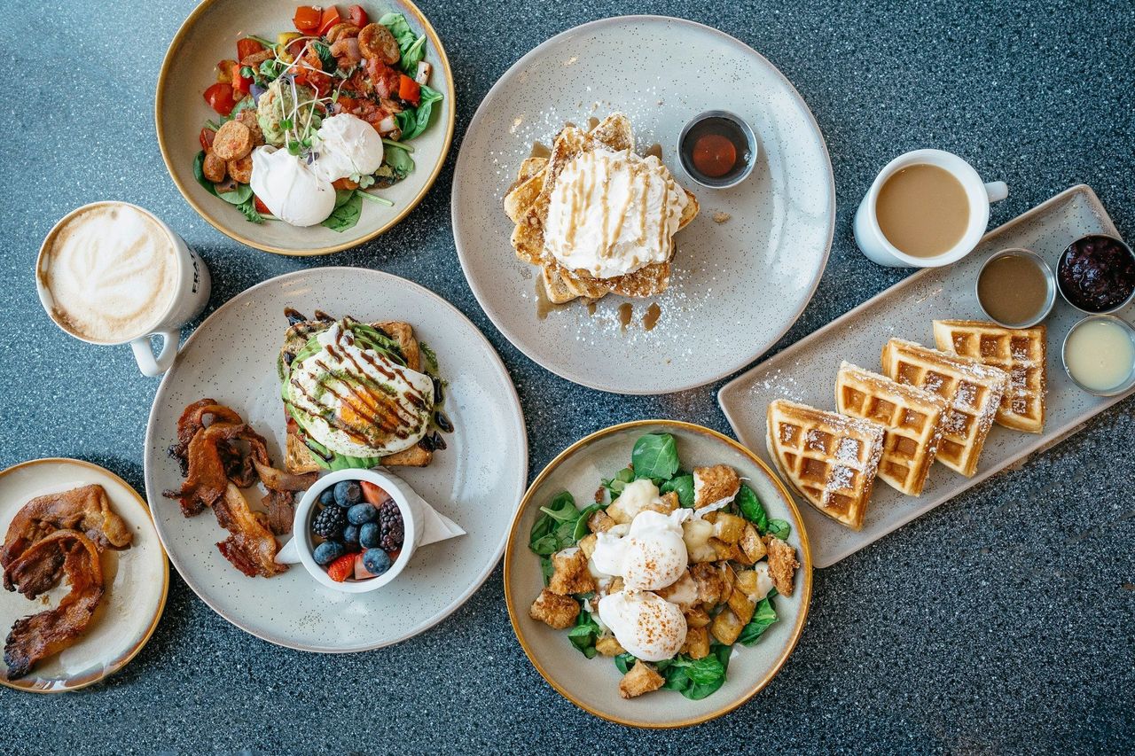 Brunch y desayunos. Foto: <a href="https://unsplash.com/@davey_gravy?utm_source=Hoy%20Apps&utm_medium=referral" target="_blank" rel="noopener">Davey Gravy</a> (<a href="https://unsplash.com/photos/white-ceramic-bowl-with-food-krsKfCC1lYw?utm_source=Hoy%20Apps&utm_medium=referral" target="_blank" rel="noopener">Unsplash</a>)