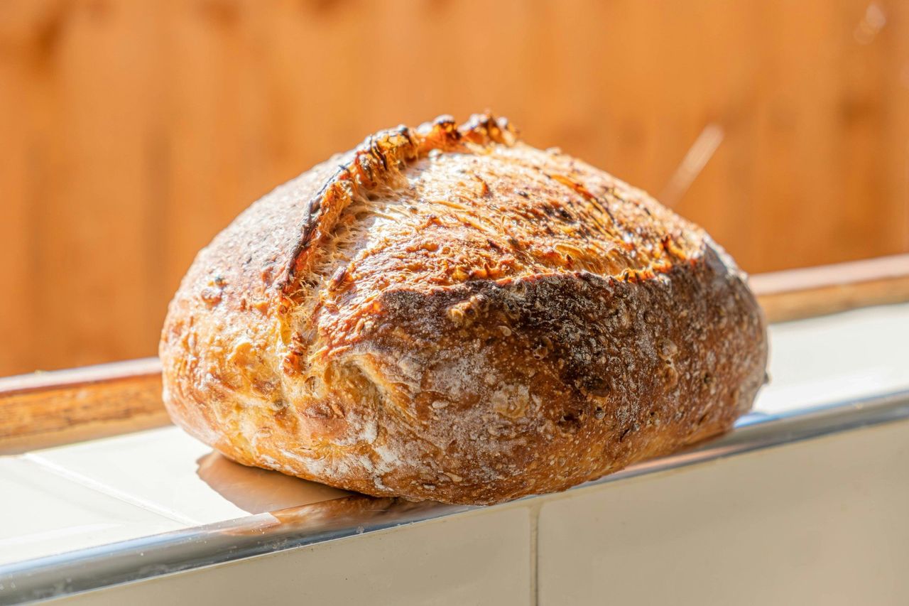 Pan de masa madre. Foto: <a href="https://unsplash.com/@benostein?utm_source=Hoy%20Apps&utm_medium=referral" target="_blank" rel="noopener">Ben Stein</a> (<a href="https://unsplash.com/photos/a-loaf-of-bread-sitting-on-top-of-a-counter-NPYmhef4kX4?utm_source=Hoy%20Apps&utm_medium=referral" target="_blank" rel="noopener">Unsplash</a>)