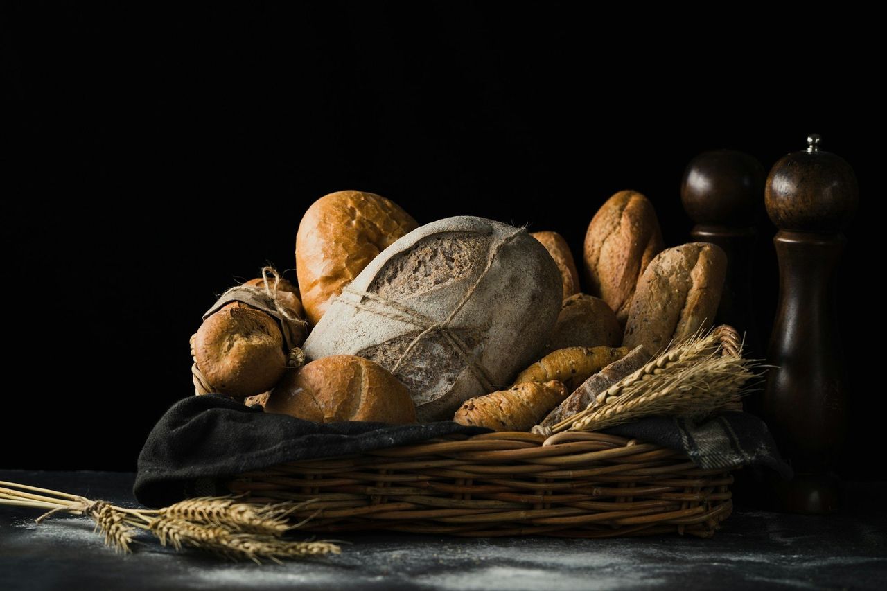 Pan de masa madre. Foto: <a href="https://unsplash.com/@picoftasty?utm_source=Hoy%20Apps&utm_medium=referral" target="_blank" rel="noopener">Mae Mu</a> (<a href="https://unsplash.com/photos/assorted-breads-in-basket-Emhz3miT6mo?utm_source=Hoy%20Apps&utm_medium=referral" target="_blank" rel="noopener">Unsplash</a>)